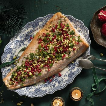 Φρέσκο φιλέτο σολομού με κόλιανδρο, ρόδι και χαλεπιανά