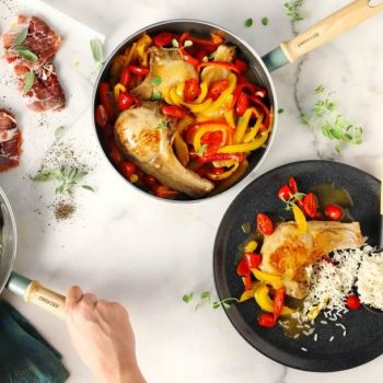 Χοιρινές μπριζόλες κρασάτες με ντοματίνια