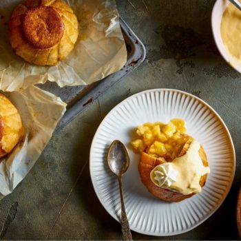 Σαρλότ μήλου ατομικές με σάλτσα καρδάμωμου