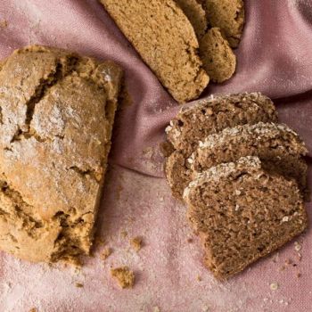 Ψωμί με ντίνκελ, καλαμποκάλευρο και γλυκάνισο