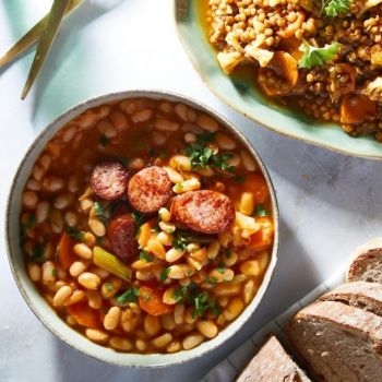 Φασολάδα με λουκάνικα, πικάντικη