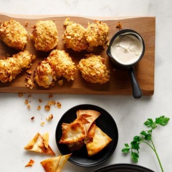 Τραγανό κοτόπουλο πανέ στον φούρνο, με νιφάδες καλαμποκιού και σάλτσα γιαουρτιού