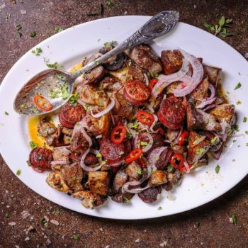 Τηγανιά με συκωταριά και αρνίσια λουκάνικα