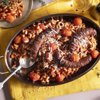 Μακαρόνι κοφτό με λουκάνικα και σάλτσα ντομάτας