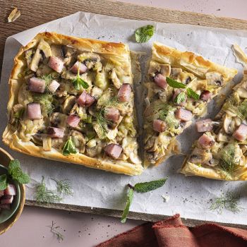 Ανοιχτή πίτα με μανιτάρια και λούντζα