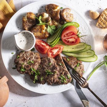 Κρασάτα μπιφτέκια με παραδοσιακά λουκάνικα