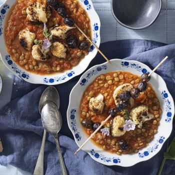 Φακές με ντομάτα, ελιές και καβουρδισμένο κουνουπίδι