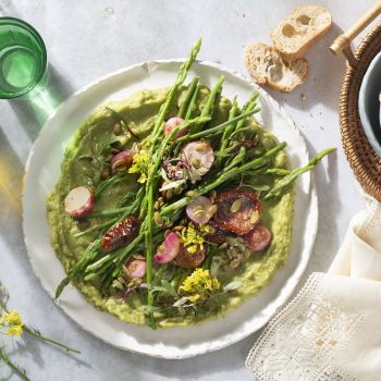 Μπιζέλι πουρέ με αγρέλια και ραπανάκια