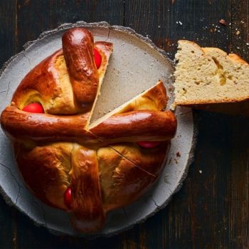 Tσουρέκι πασχαλινό με μαραθόσπορο, από την Πορτογαλία