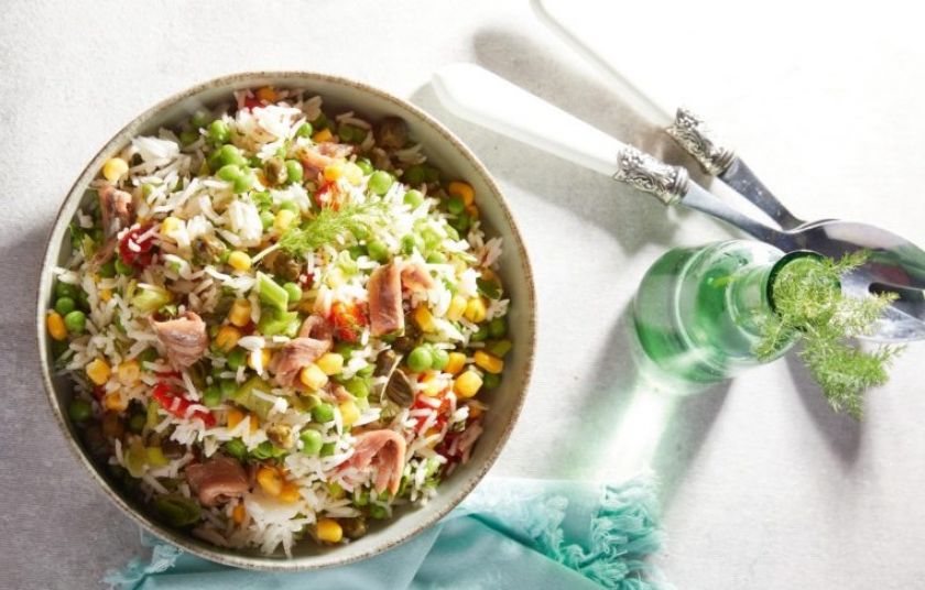 Ρυζοσαλάτα με αρακά και αντσούγιες