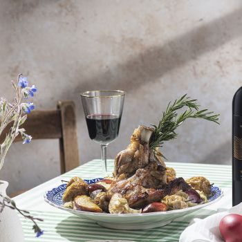 Χοιρινό κότσι με πράσα και μήλα