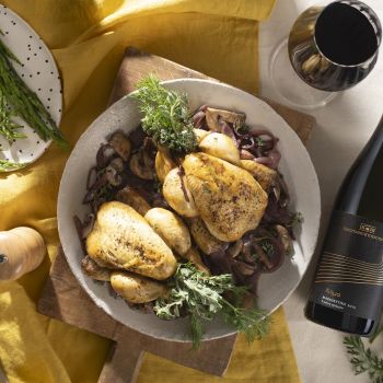 Κοτόπουλο στον φούρνο με σάλτσα απο κόκκινο κρασί και αρωματικά