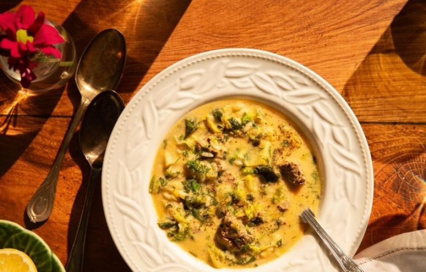 Μαγειρίτσα κλασική, με τα μαρούλια, σε ζωμό από αρνίσιο κεφαλάκι