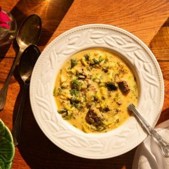 Μαγειρίτσα κλασική, με τα μαρούλια, σε ζωμό από αρνίσιο κεφαλάκι