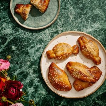 Πασχαλιάτικες «τούρτες», τα γλυκά τυροπιτάκια της Κάσου, με τσουρεκένια ζύμη