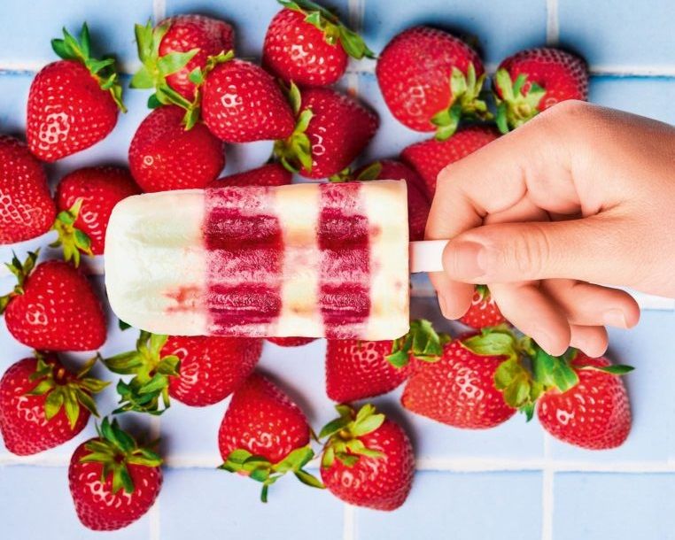 Παγωτό ξυλάκι με φράουλες και γιαούρτι
