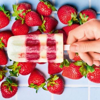 Παγωτό ξυλάκι με φράουλες και γιαούρτι