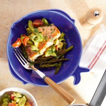 Φιλέτο σολομού με σπαράγγια