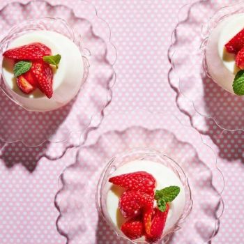 Πανακότα με γιαούρτι, δυόσμο και φράουλες