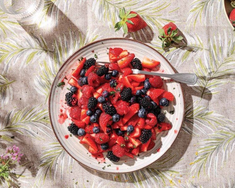 Φρουτοσαλάτα του δάσους με μέντα και σιρόπι τζίντζερ