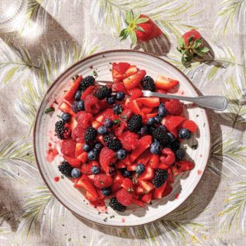 Φρουτοσαλάτα του δάσους με μέντα και σιρόπι τζίντζερ