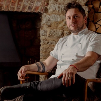 Ο βραβευμένος με αστέρι Michelin σεφ Josh Overington στο Salt & Fire