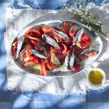 Γαύρος μαρινάτος με νερό ντομάτας και φρέσκο θυμάρι