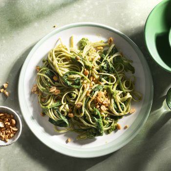 Λινγκουίνι με kale, φιστίκια  και πράσινη σάλτσα 
