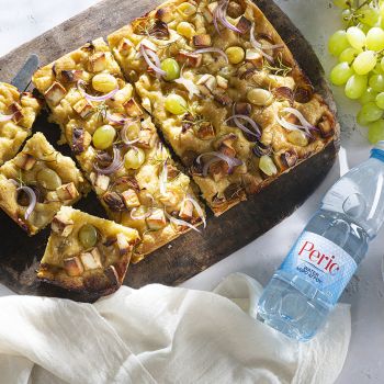 Focaccia με αναρή, φέτα, δεντρολίβανο και πράσινο σταφύλι